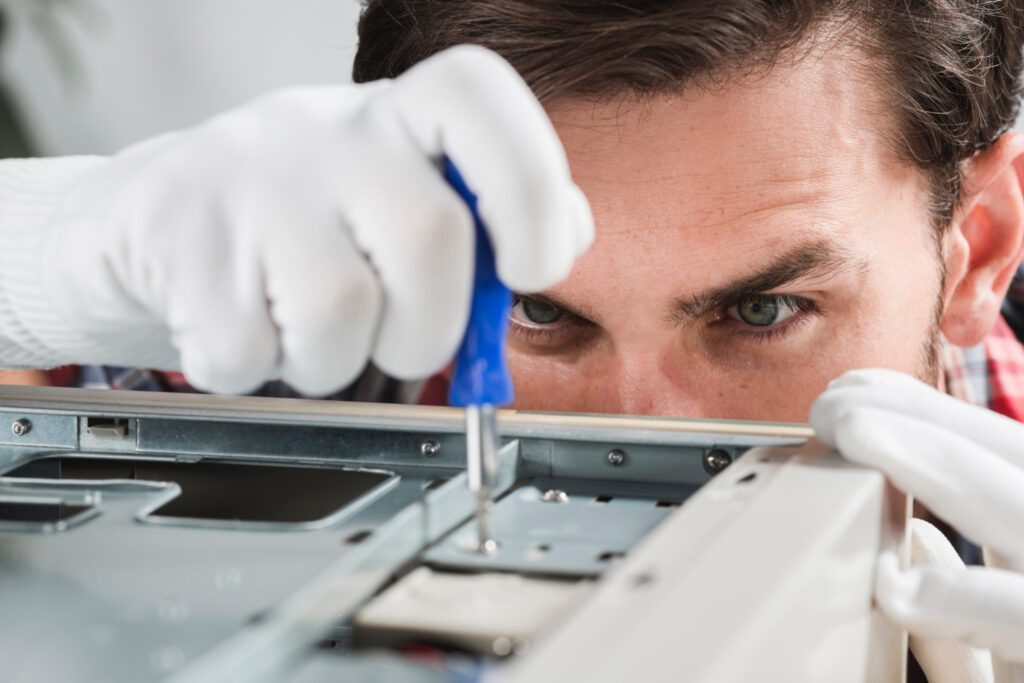 Técnico reparando televisores