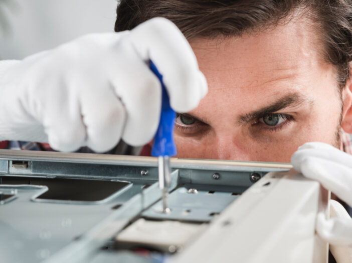 Técnico reparando televisores